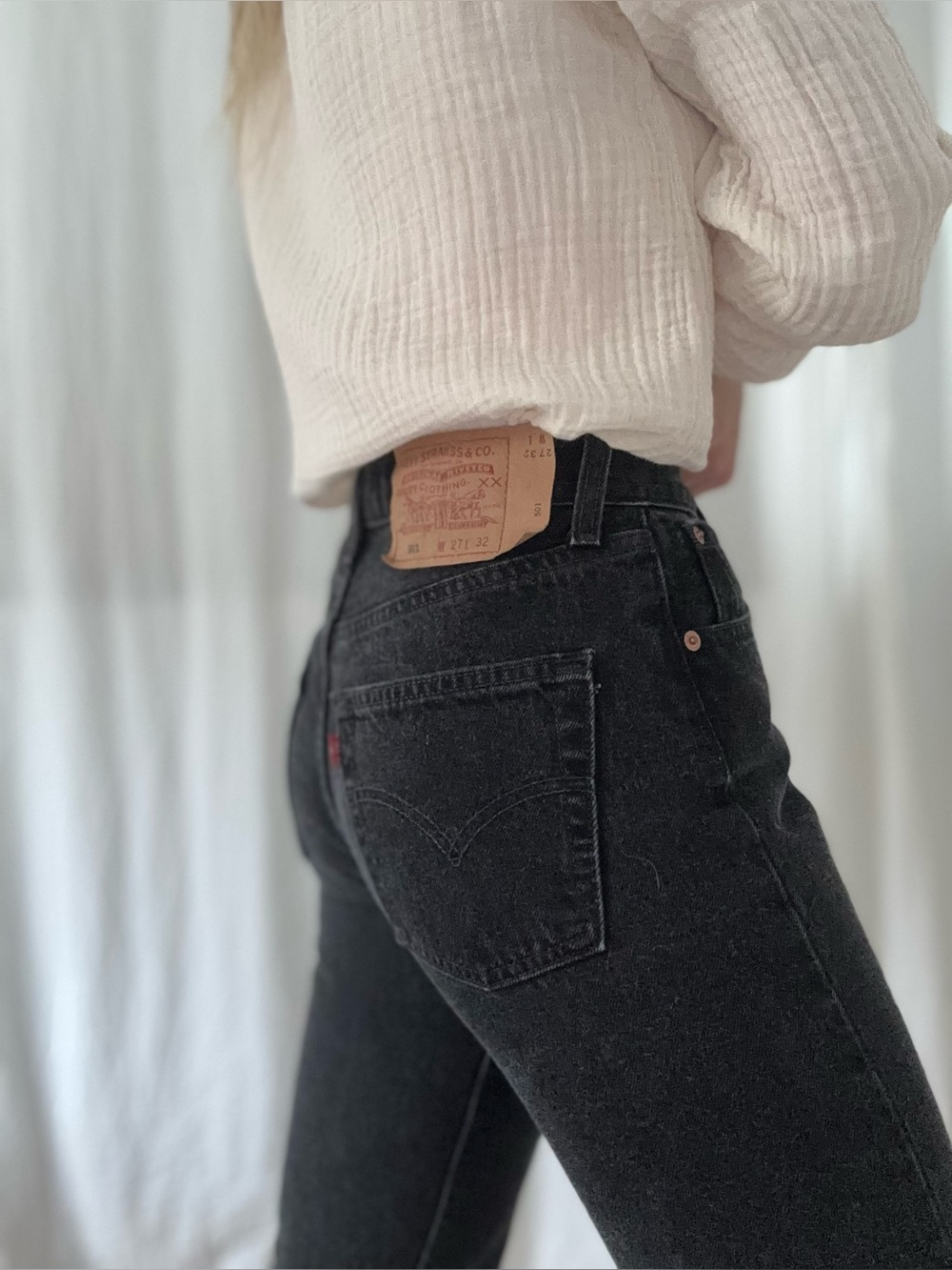 Vintage Levi’s 501 for women 90s straight leg fit black pristine